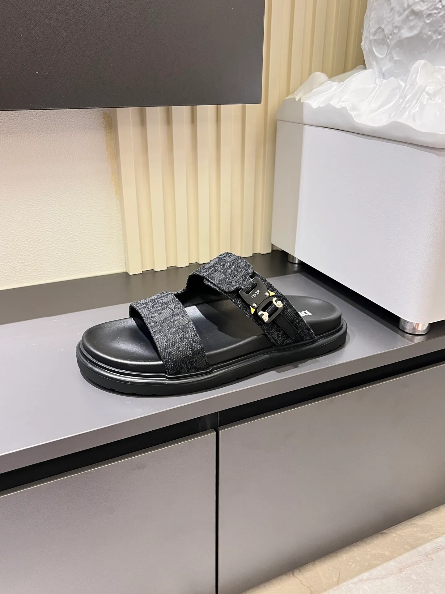 Men's Men's Shoes 💰p320 Dio* Men's Sandals Slippers. Showcasing Dior haute couture design. The Dior gray suede strap is accented with an aluminum Dior buckle for added style. Paired with a comfortable tonal notch sole, they pair easily with shorts or jeans for a sophisticated look. Main body: suede cow leather, technical fabric lining: cow leather, with adjustable straps, aluminum Dior buckle, Dior gray EVA insole, tonal notched rubber outsole splicing structure, size: 38-44 (customized at 45.46)